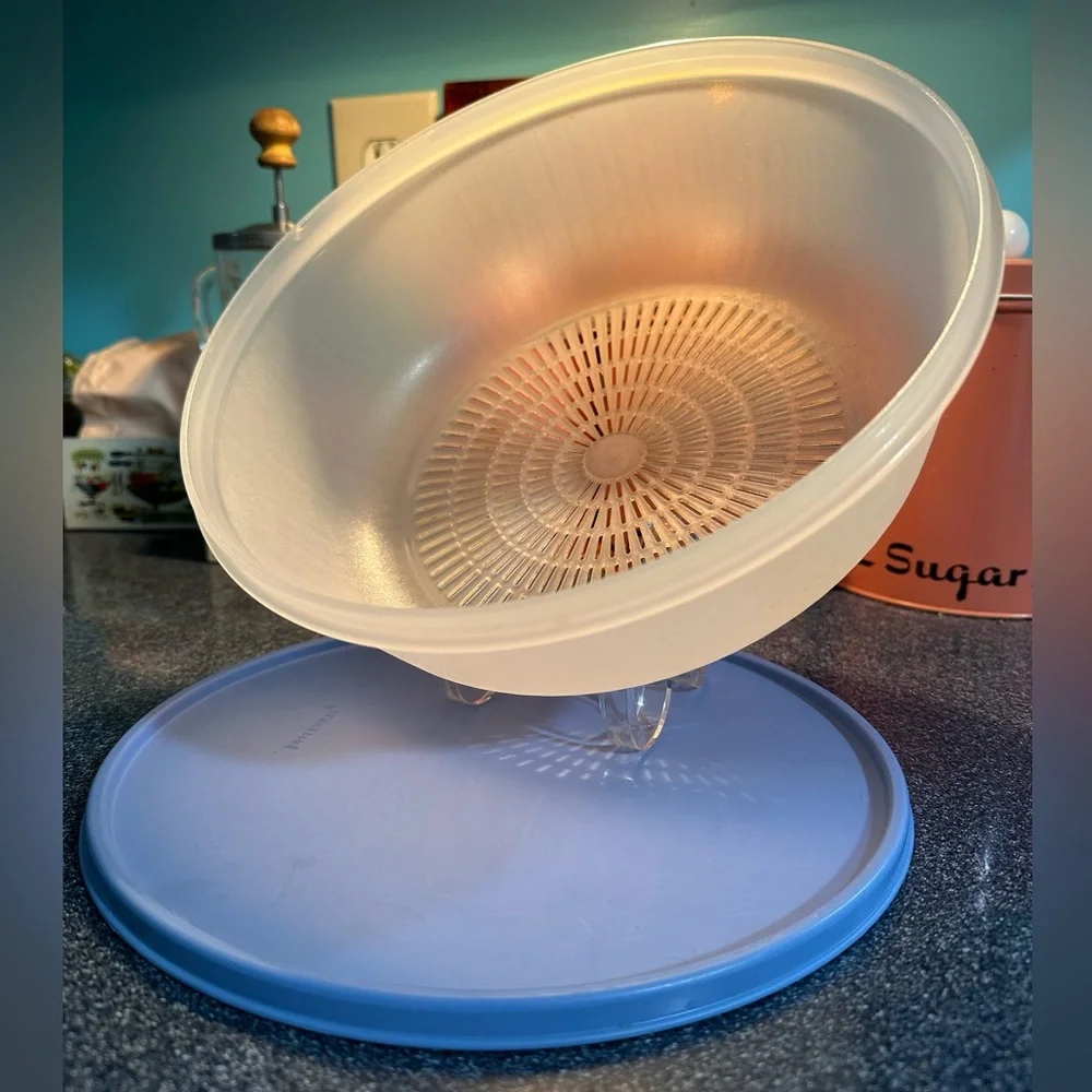 Desirable Wedgewood Blue Lidded Vintage Tupperware Clear Colander Strainer